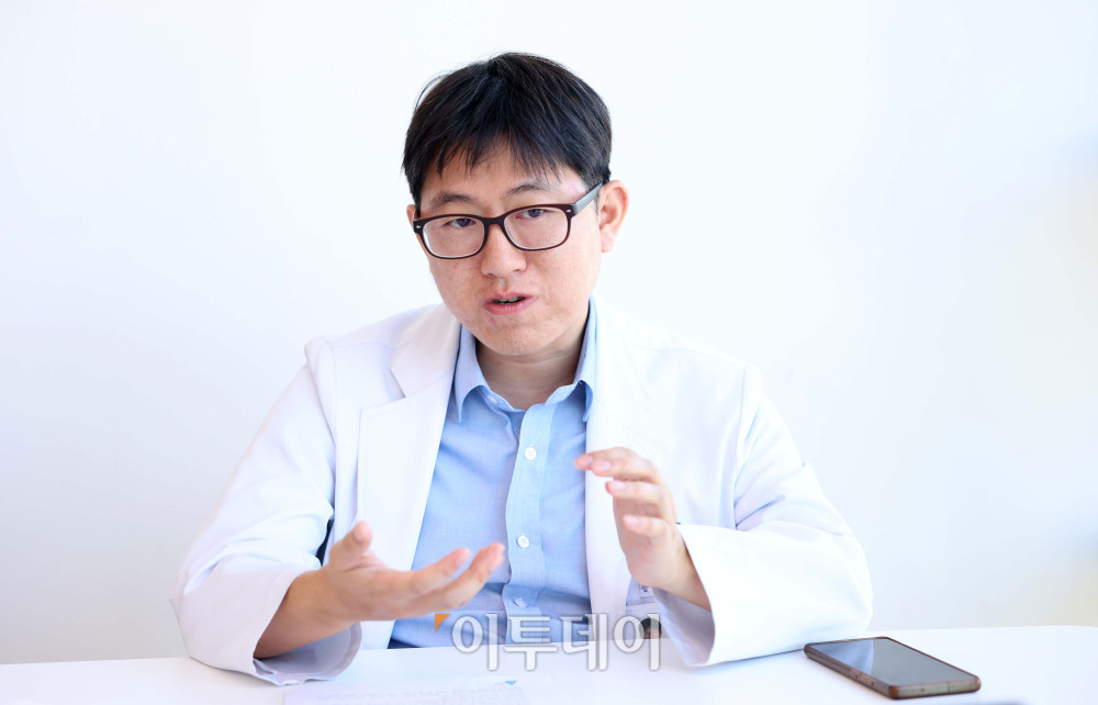 ▲김민환 연세대 세브란스병원 종양내과 교수가 18일 서울 서대문구 세브란스병원에서 본지와의 인터뷰를 통해 “펨브롤리주맙은 병리학적 완전관해율을 높인다는 결과로 시작해서, 재발을 줄인다는 결과, 전체 생존율을 연장시킨다는 결과까지 증명했다. (펨브롤리주맙으로)치료할 당위성이 훨씬 높다는 뜻”이라고 설명했다. (신태현 기자 holjjak@)