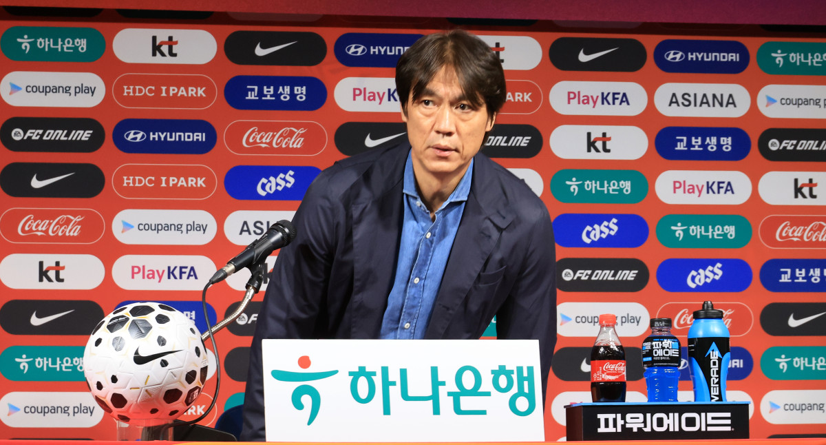 ▲홍명보 축구 국가대표팀 감독이 29일 서울 종로구 축구회관에서 축구국가대표팀 친선경기 10월 소집명단을 발표하고 기자의 질문에 답하고 있다. (연합뉴스)