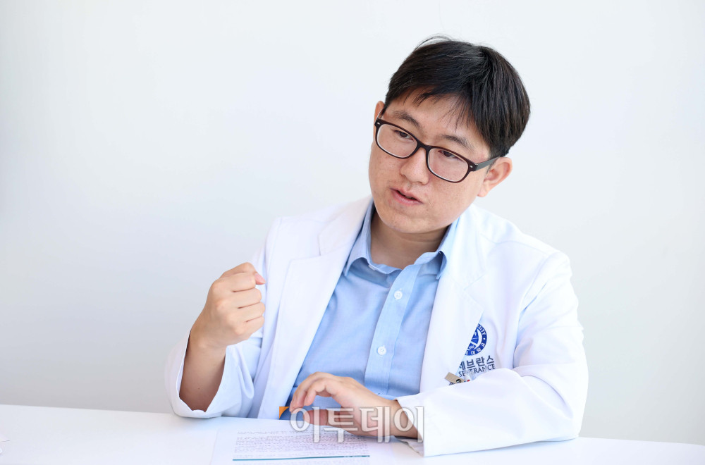 ▲김민환 연세대 세브란스병원 종양내과 교수가 18일 서울 서대문구 세브란스병원에서 이투데이와 인터뷰를 갖고 있다. (신태현 기자 holjjak@)