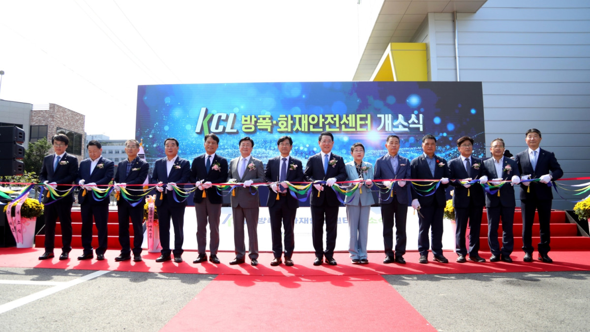 ▲천영길 한국건설생활환경시험연구원장(좌측 일곱번째)이 29일 전남 여수국가산단 미래혁신지구에서 방폭·화재안전센터 개소식을 열고 주요 참석자들과 테이프 커팅을 하고 있다. (사진제공=한국건설생활환경시험연구원)