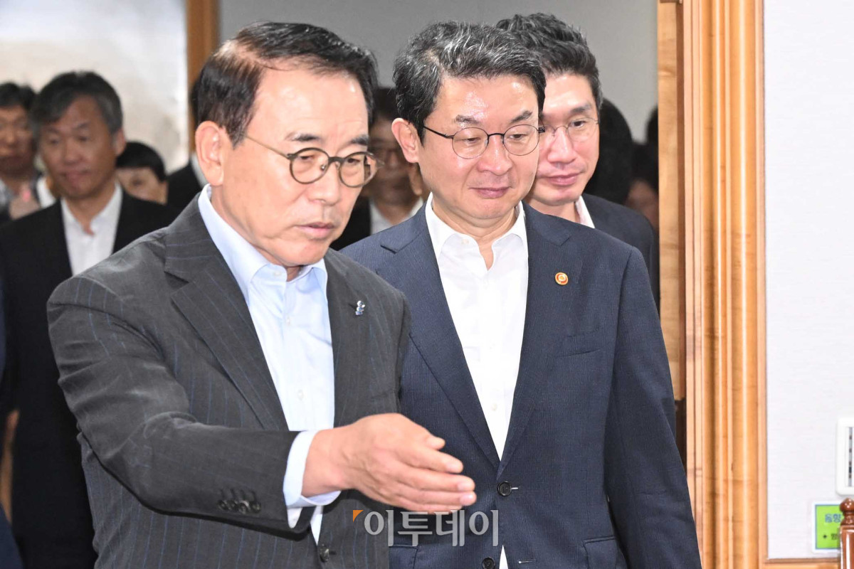 ▲이억원(오른쪽) 금융위원장과 조용병 은행연합회장이 29일 서울 중구 은행회관에서 열린 금융위원장-은행장 간담회에 참석하고 있다. 조현호 기자 hyunho@