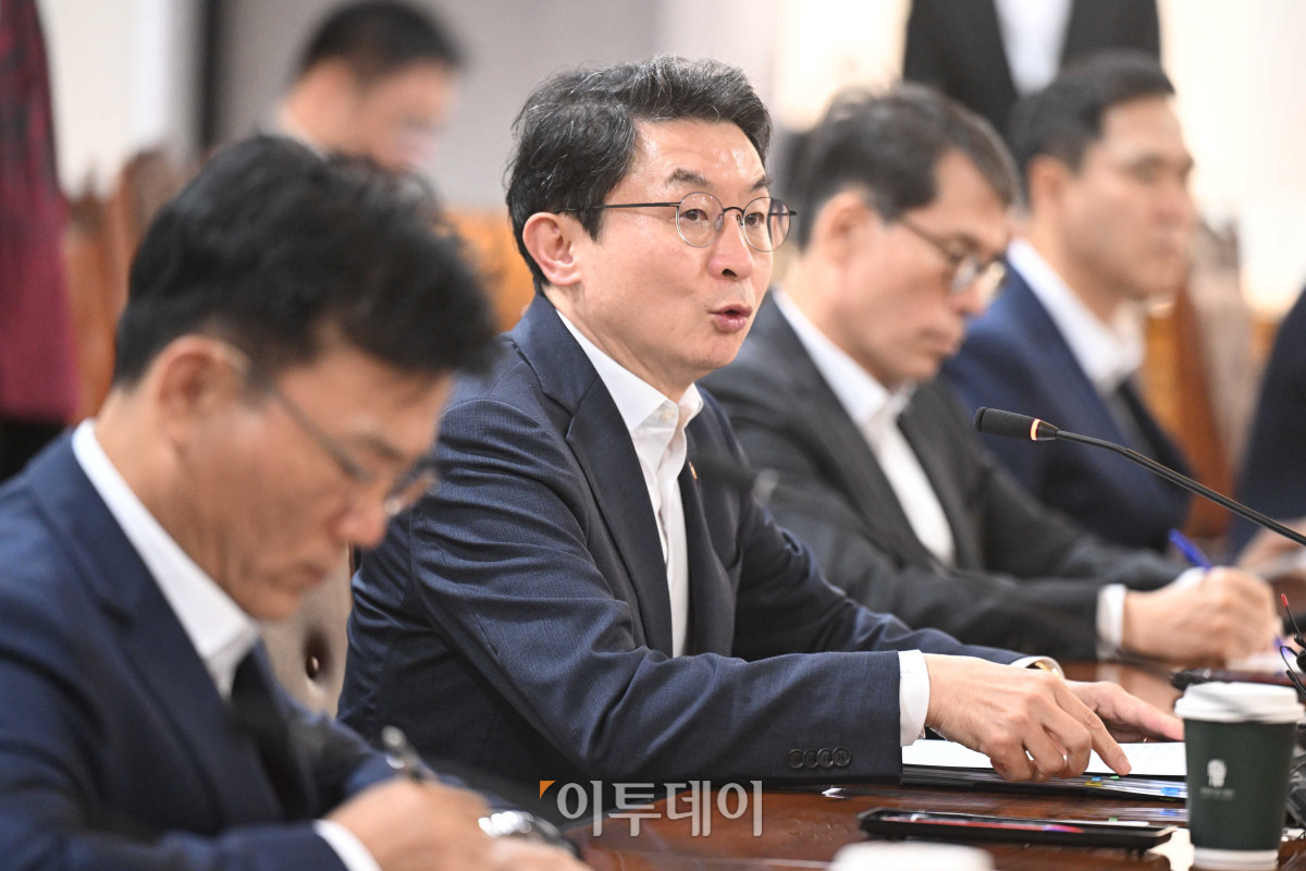 ▲이억원 금융위원장이 29일 서울 중구 은행회관에서 열린 금융위원장-은행장 간담회에서 모두발언을 하고 있다. 조현호 기자 hyunho@