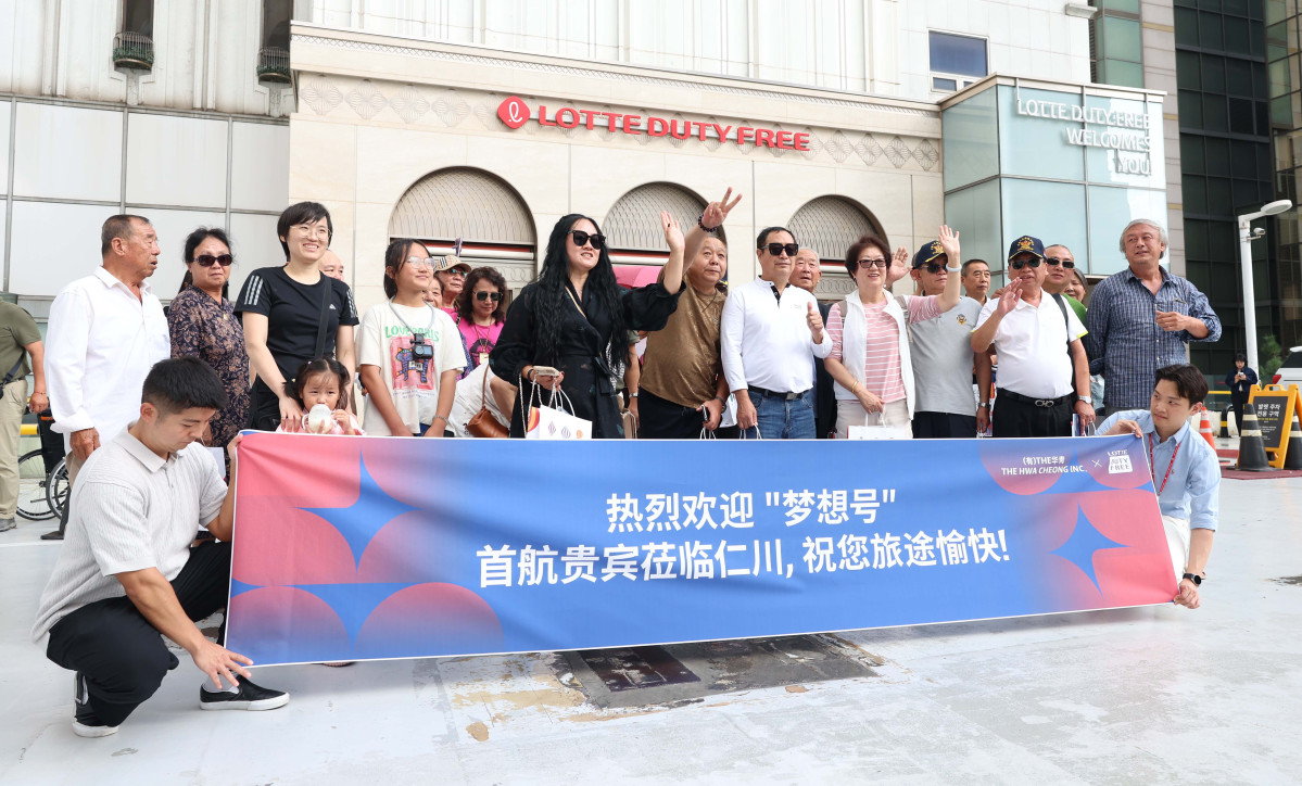 ▲중국인 단체 관광객(유커)에 대한 한시적 무비자 입국이 시행된 29일 서울 중구 롯데면세점 앞에서 중국인 단체 관광객들이 기념촬영을 하고 있다. 정부는 내년 6월 30일까지 3명 이상 중국인 단체 관광객을 대상으로 비자 없이 최장 15일간 국내 여행을 허용한다. 이번 정책에 따라 중국인 관광객 100만명이 국내로 유입될 것으로 예상된다. 신태현 기자 holjjak@