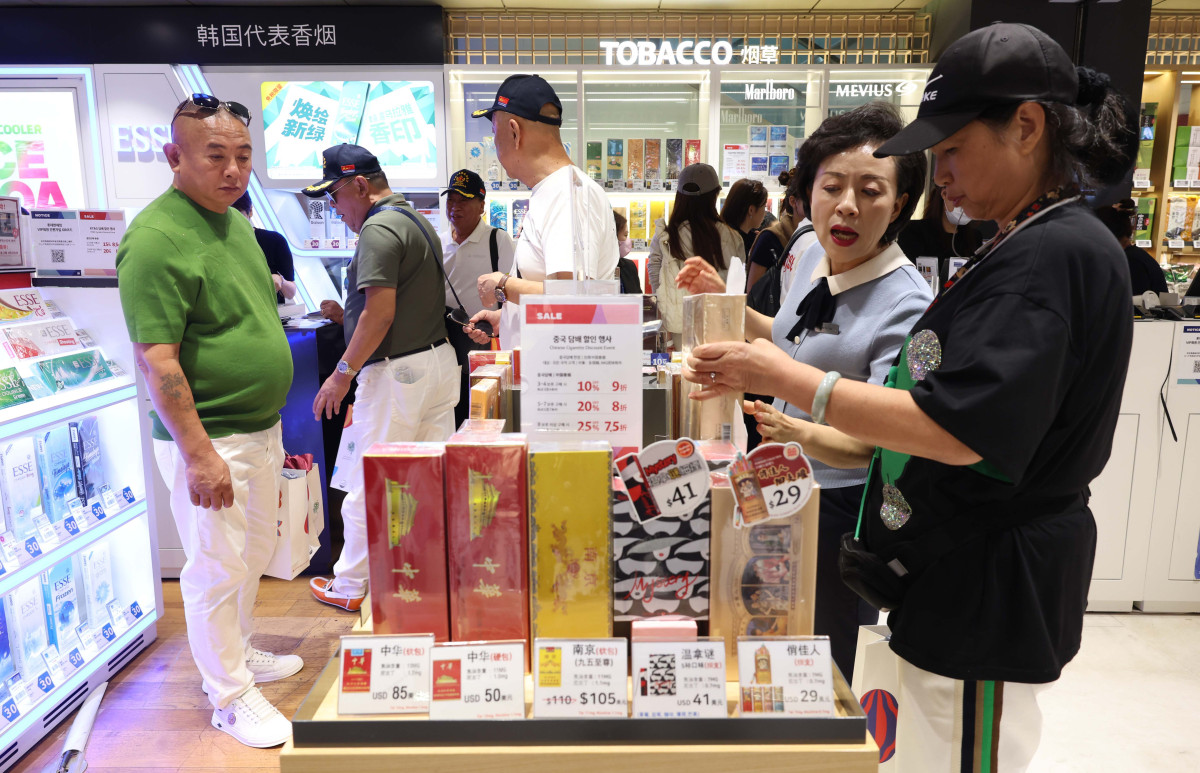 ▲중국인 단체 관광객(유커)에 대한 한시적 무비자 입국이 시행된 29일 서울 중구 롯데면세점에서 중국인 단체 관광객들이 쇼핑을 하고 있다. 정부는 내년 6월 30일까지 3명 이상 중국인 단체 관광객을 대상으로 비자 없이 최장 15일간 국내 여행을 허용한다. 이번 정책에 따라 중국인 관광객 100만명이 국내로 유입될 것으로 예상된다. 신태현 기자 holjjak@