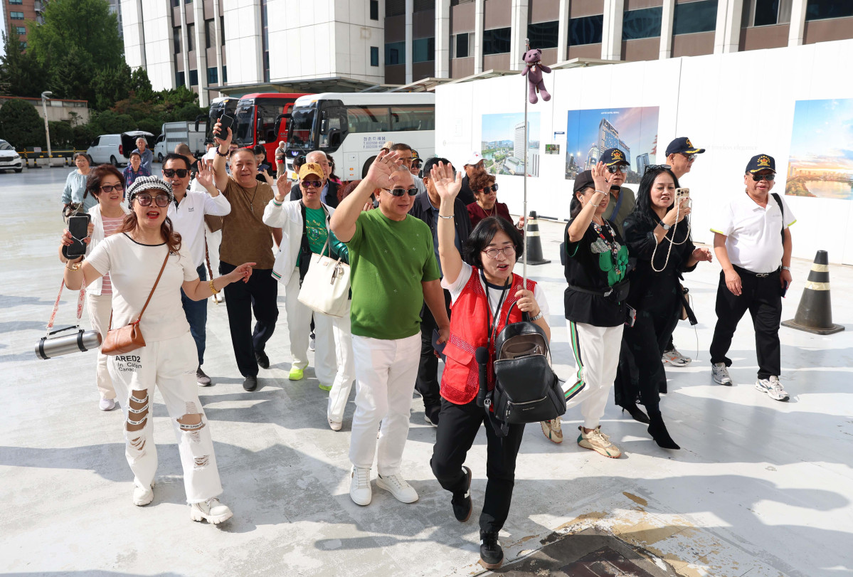 ▲중국인 단체 관광객(유커)에 대한 한시적 무비자 입국이 시행되면서 서울 중구 롯데면세점 주차장에서 중국인 단체 관광객들이 면세점으로 향하고 있다. 정부는 내년 6월 30일까지 3명 이상 중국인 단체 관광객을 대상으로 비자 없이 최장 15일간 국내 여행을 허용한다. 이번 정책에 따라 중국인 관광객 100만명이 국내로 유입될 것으로 예상된다. 신태현 기자 holjjak@