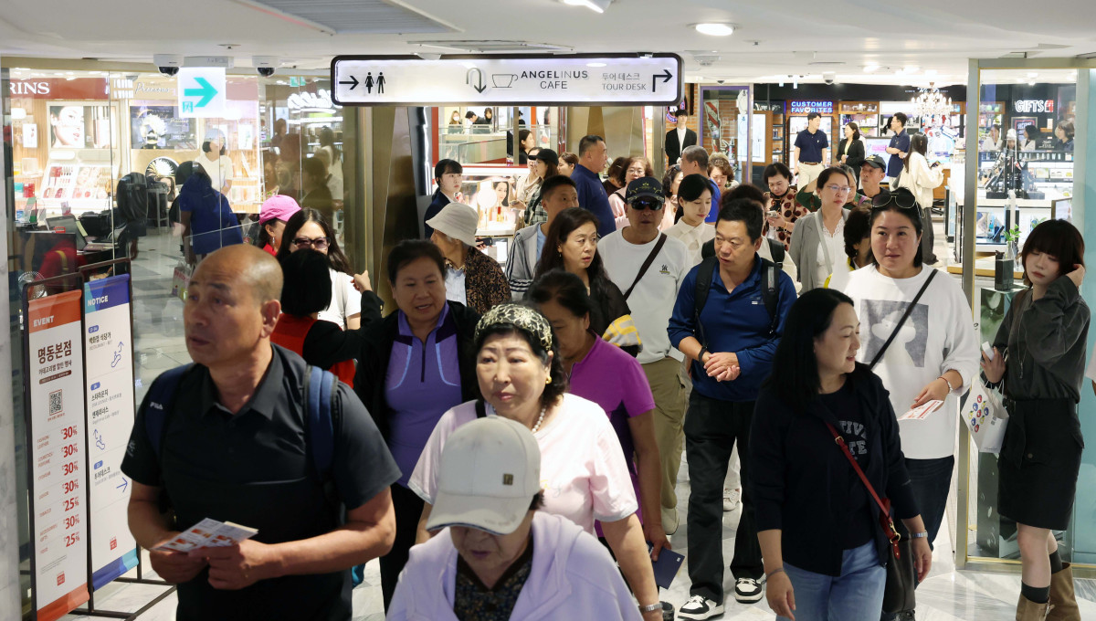 ▲중국인 단체 관광객(유커)에 대한 한시적 무비자 입국이 시행된 29일 서울 중구 롯데면세점에서 중국인 단체 관광객들이 쇼핑을 하고 있다. 정부는 내년 6월 30일까지 3명 이상 중국인 단체 관광객을 대상으로 비자 없이 최장 15일간 국내 여행을 허용한다. 이번 정책에 따라 중국인 관광객 100만명이 국내로 유입될 것으로 예상된다. 신태현 기자 holjjak@