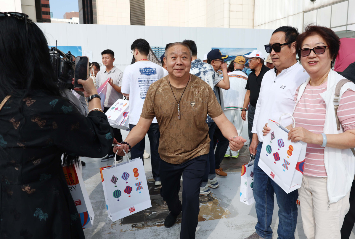 ▲중국인 단체 관광객(유커)에 대한 한시적 무비자 입국이 시행된 29일 서울 중구 롯데면세점 앞에서 중국인 단체 관광객들이 기념촬영을 하고 있다. 정부는 내년 6월 30일까지 3명 이상 중국인 단체 관광객을 대상으로 비자 없이 최장 15일간 국내 여행을 허용한다. 이번 정책에 따라 중국인 관광객 100만명이 국내로 유입될 것으로 예상된다. 신태현 기자 holjjak@