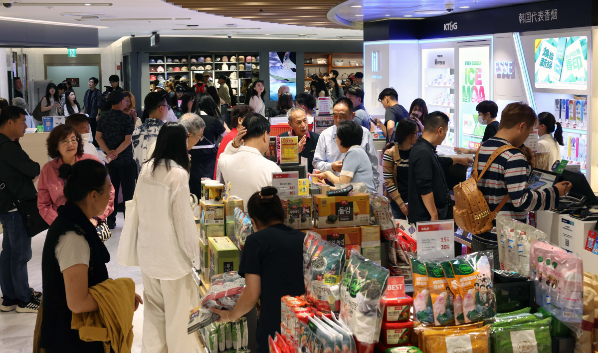 ▲중국인 단체 관광객(유커)에 대한 한시적 무비자 입국이 시행된 29일 서울 중구 롯데면세점에서 중국인 단체 관광객들이 쇼핑을 하고 있다. 정부는 내년 6월 30일까지 3명 이상 중국인 단체 관광객을 대상으로 비자 없이 최장 15일간 국내 여행을 허용한다. 이번 정책에 따라 중국인 관광객 100만명이 국내로 유입될 것으로 예상된다. 신태현 기자 holjjak@