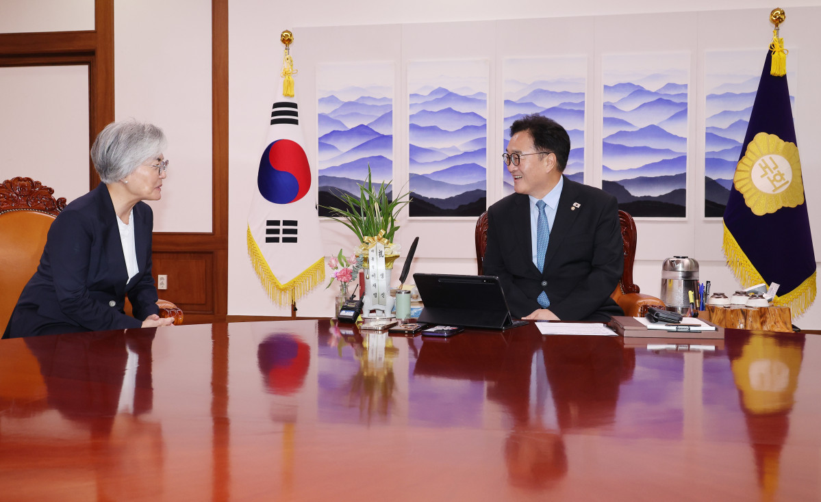 ▲우원식 국회의장이 29일 서울 여의도 국회에서 강경화 주미대사 내정자를 만나고 있다. (연합뉴스)