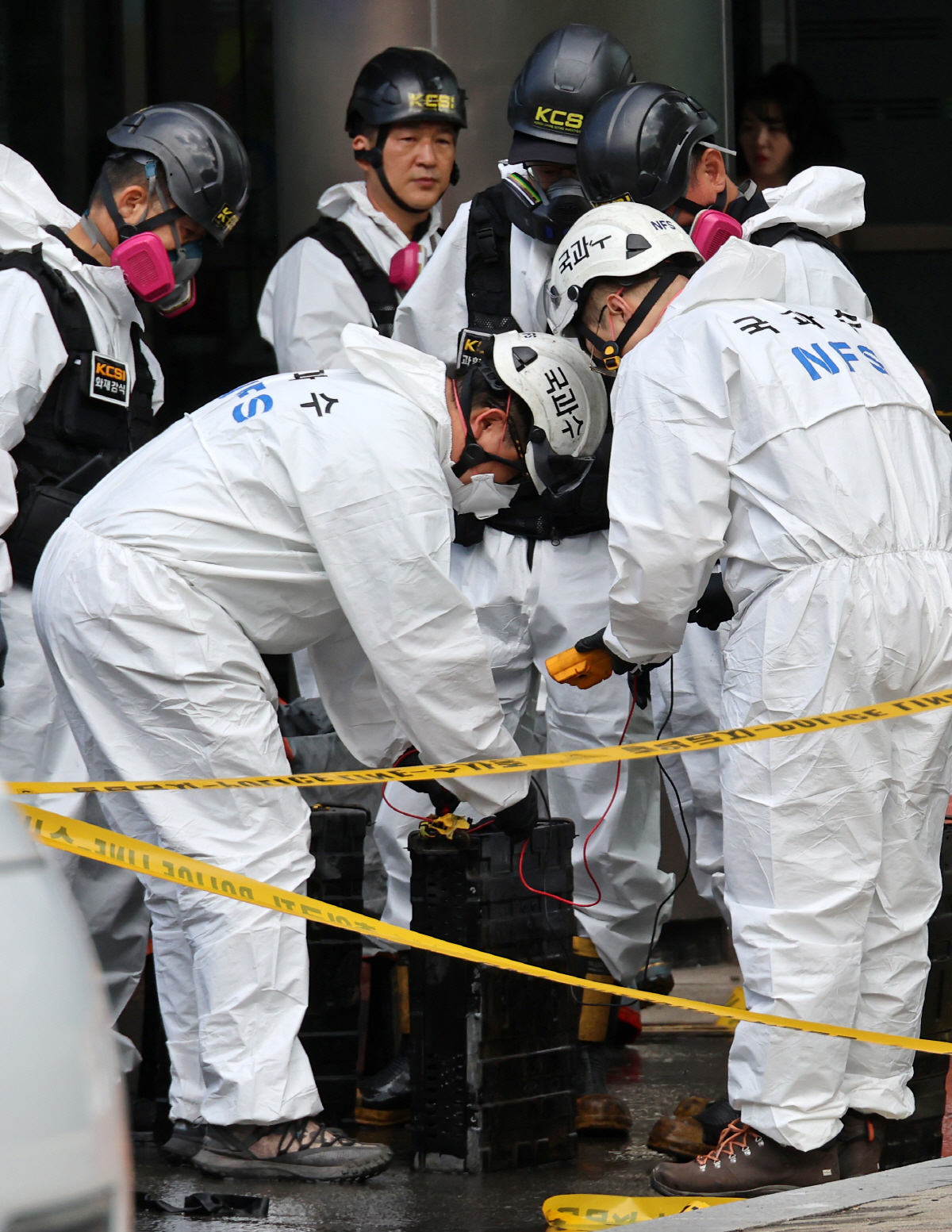 ▲29일 오전 대전 유성구 국가정보자원관리원(국정자원) 화재 현장에서 경찰 관계자들이 불이 붙었던 무정전·전원 장치(UPS)용 리튬이온 배터리 상태를 확인하고 있다. 연합뉴스