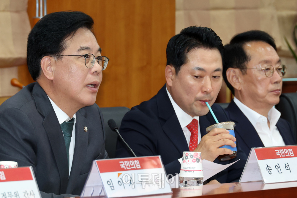 ▲송언석 원내대표가 29일 서울 여의도 금융투자협회 대회의실에서 열린 국민의힘 자본시장 현장 방문 간담회에서 인사말을 하고 있다. 가운데는 장동혁 당대표. 고이란 기자 photoeran@