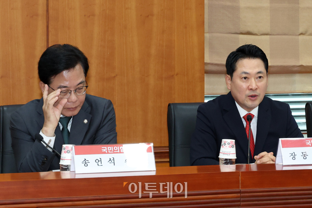 ▲장동혁 국민의힘 대표가 29일 서울 여의도 금융투자협회 대회의실에서 열린 국민의힘 자본시장 현장 방문 간담회에서 인사말을 하고 있다. 왼쪽은 송언석 원내대표. 고이란 기자 photoeran@