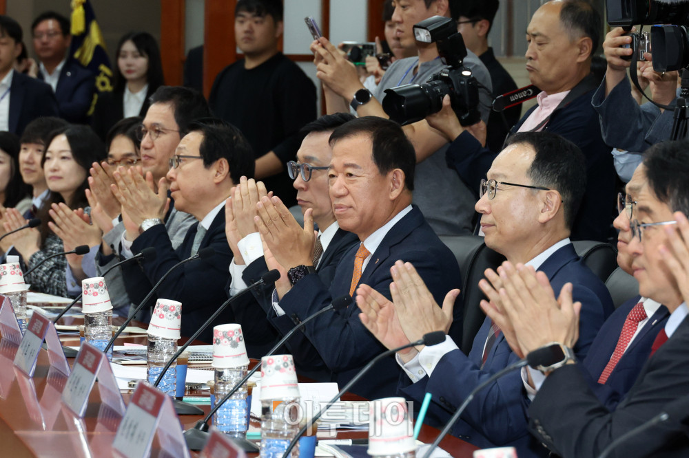 ▲서유석 금융투자협회장이 29일 서울 여의도 금융투자협회 대회의실에서 열린 국민의힘 자본시장 현장 방문 간담회에서 박수를 치고 있다. 고이란 기자 photoeran@