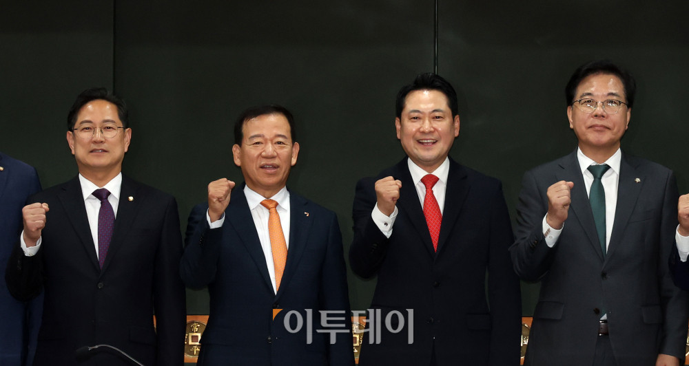 ▲장동혁(오른쪽 두번째) 국민의힘 대표와 송언석(오른쪽) 원내대표가 29일 서울 여의도 금융투자협회 대회의실에서 열린 국민의힘 자본시장 현장 방문 간담회에서 서유석(오른쪽 세번째) 금융투자협회장을 비롯한 참석자들과 기념촬영을 하고 있다. 고이란 기자 photoeran@