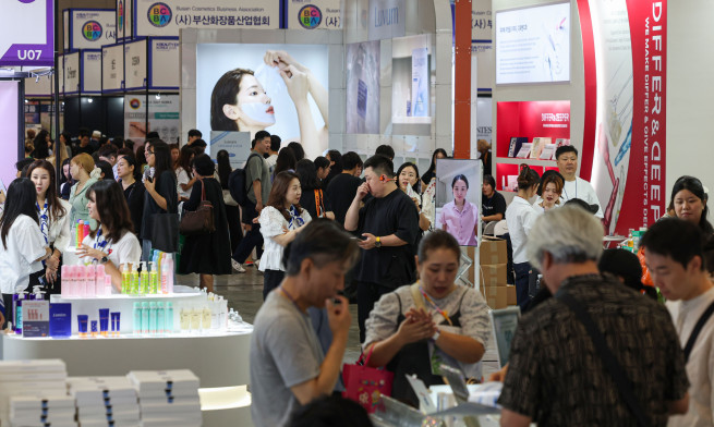 ▲11일 경기 고양시 킨텍스에서 열린 2025 K-뷰티엑스포 코리아가 관람객들로 붐비고 있다. 2025.09.11. (뉴시스)