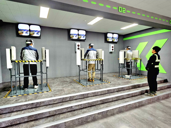 ▲성신양회는 9월부터 10월까지 본사 및 계열사 임직원들을 대상으로 안전체험관 교육을 확대 실시한다. 사진은 임직원들이 VR 안전체험을 하는 모습.  (사진제공=성신양회 )