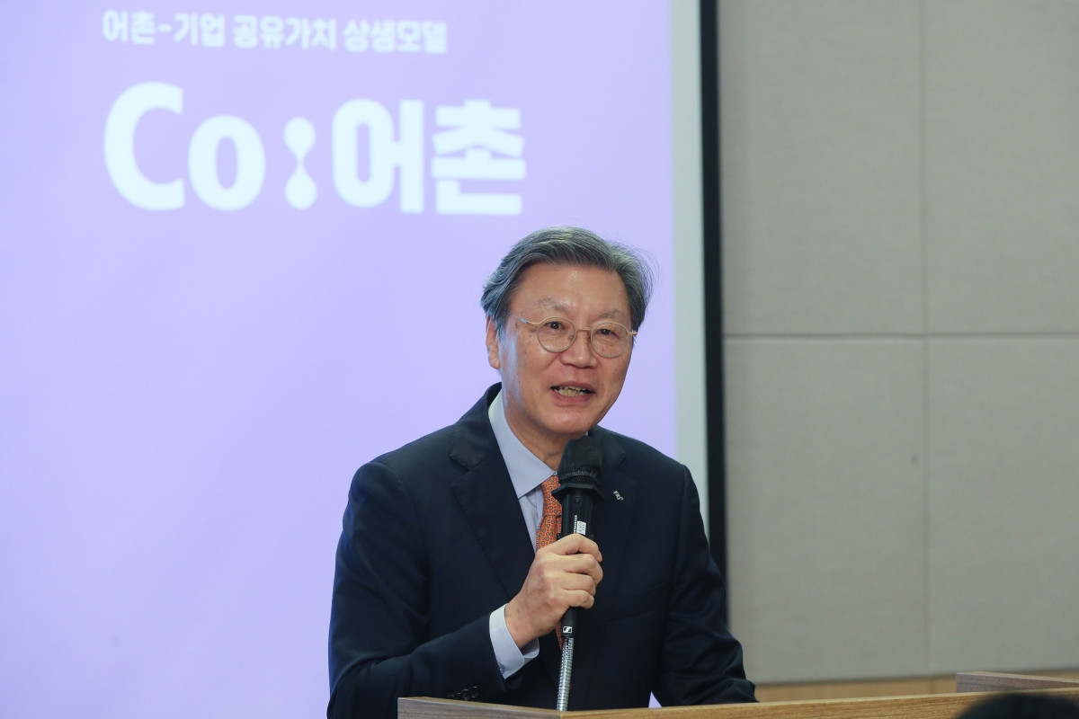 ▲김창범 한경협 부회장이 29일 FKI타워 컨퍼런스센터에서 열린 '어촌-기업 공유가치 상생모델 Co:어촌 포럼'에 참석해 인사말을 하고 있다. 한경협은 이번 포럼을 계기로 다양한 ‘기업-어촌 공유가치창출 모델’을 개발하고, 여러 산업군의 기업들이 어촌 상생에 적극 동참할 수 있도록 독려해 나갈 계획이다. (한경협)