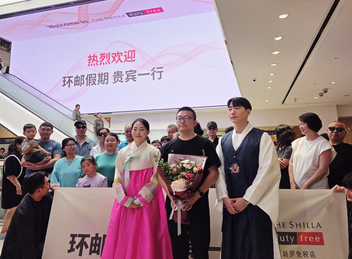 ▲'무비자 입국 첫날' 신라면세점 서울점에 입점한 중국인 단체관광객  (사진제공=신라면세점)