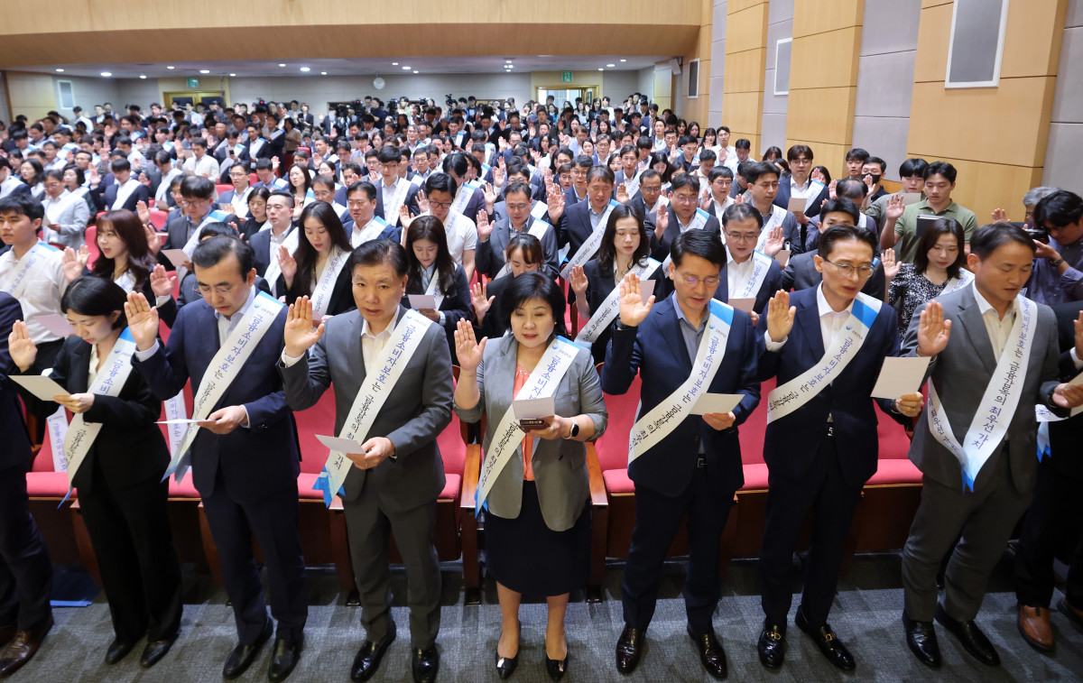 ▲29일 서울 여의도 금융감독원에서 열린 금융소비자 보호 강화를 위한 임직원 결의대회에서 직원들이 결의문을 낭독하고 있다. 신태현 기자 holjjak@