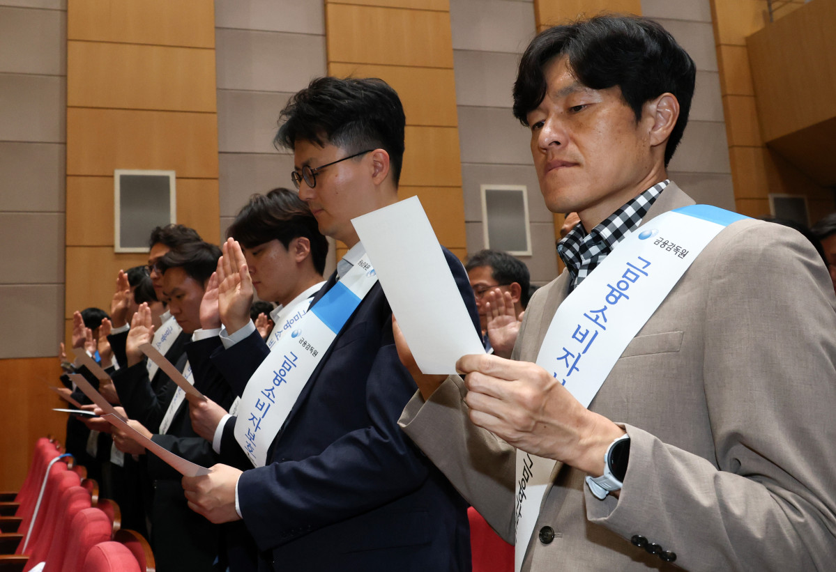 ▲29일 서울 여의도 금융감독원에서 열린 금융소비자 보호 강화를 위한 임직원 결의대회에서 직원들이 결의문을 낭독하고 있다. 신태현 기자 holjjak@