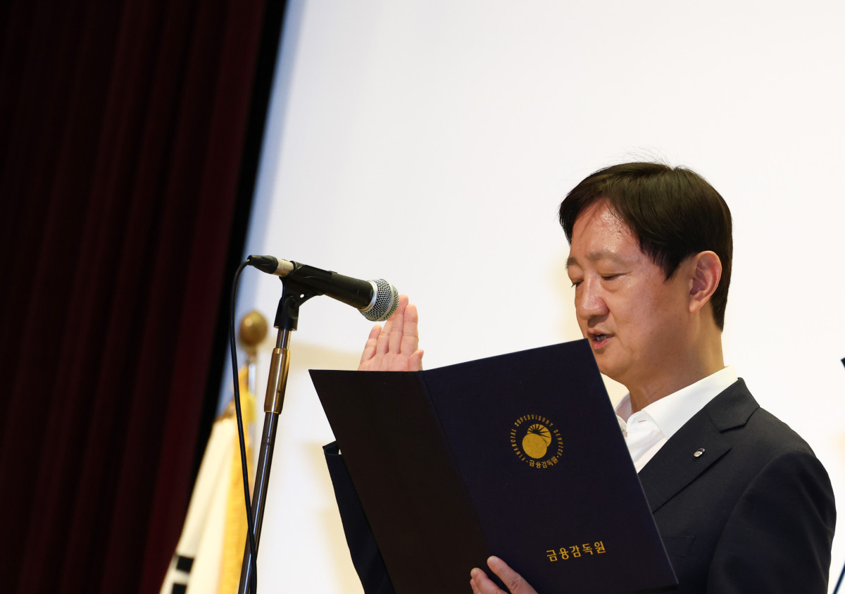▲이찬진 금융감독원장이 29일 서울 여의도 금융감독원에서 열린 금융소비자 보호 강화를 위한 임직원 결의대회에서 결의문을 낭독하고 있다. 신태현 기자 holjjak@
