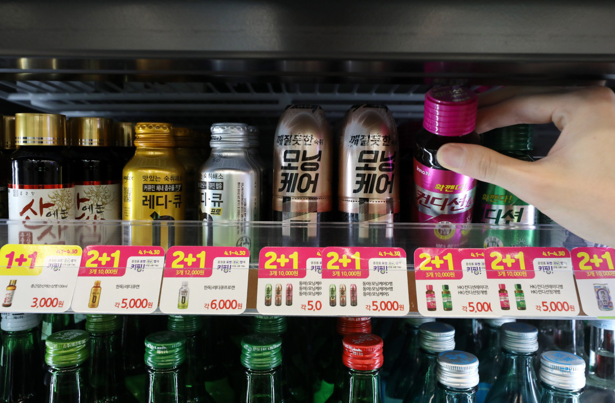 ▲서울 시내 CU편의점에서 각종 숙취해소음료가 진열돼 있다. (뉴시스)