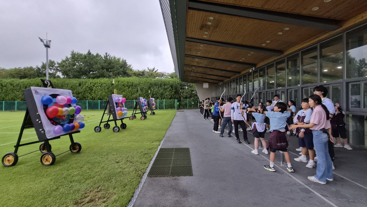 ▲현대제철이 개최한 초등학생 양궁장 초청행사에 참가한 학생들이 양궁 미니게임을 즐기고 있다. (사진제공=현대제철)