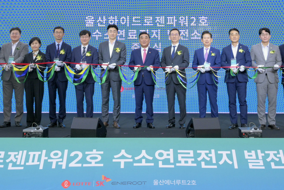 ▲(왼쪽 두번째부터) 김소미 에어리퀴드코리아 부사장,  길호문롯데SK에너루트, 김용학 공동대표, 곽기섭 롯데케미칼 본부장, 김두겸 울산시장, 윤병석 SK가스 대표이사, 안효대 울산시 경제부시장이 29일 친환경 수소연료전지 발전소인 ‘울산하이드로젠파워 2호’ 준공식에 참석해 테이프 커팅식을 진행하고 있다. (롯데케미칼)
