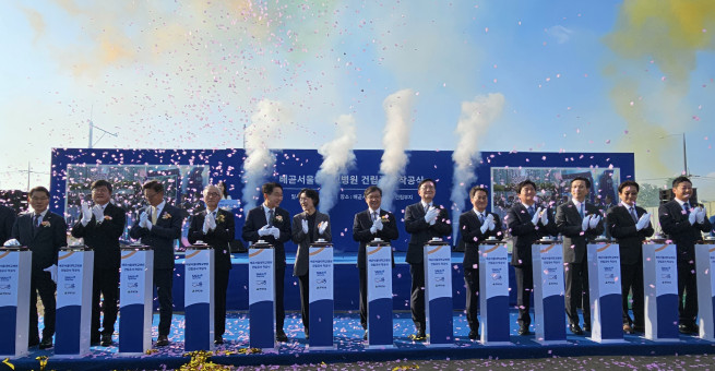 ▲배곧서울대병원 착공 발파식에 참석한 조정식 국회의원(왼쪽 다섯 번째), 최은옥 교육부 차관(여섯 번째), 김영태 서울대병원장(일곱 번째), 유홍림 서울대 총장(여덟 번째), 김동연 경기도지사(아홉 번째), 임병택 시흥시장(열 번째) (사진제공=서울대병원)