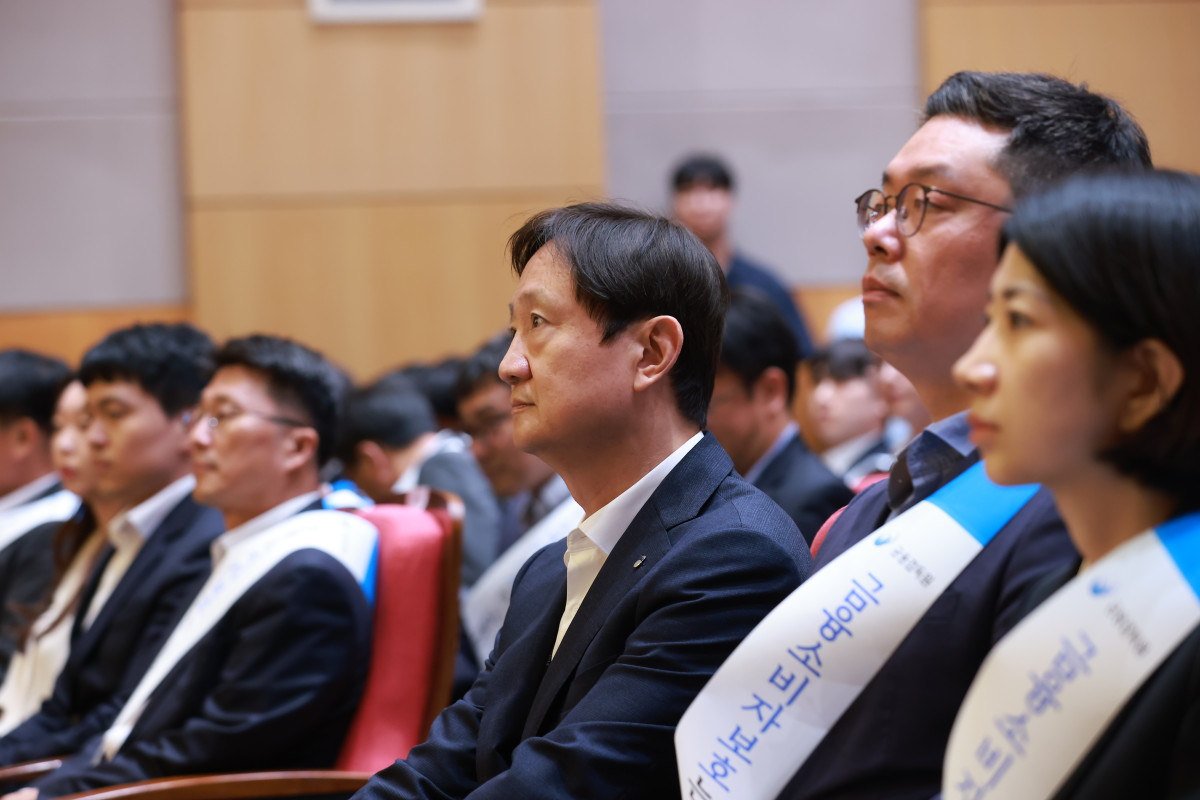 ▲금융감독원이 29일 오후 서울 본원에서 (가운데)이찬진 금감원장과 임직원 400여 명이 참석한 가운데 ‘소비자보호 강화 결의대회’를 열었다. (제공 금융감독원)