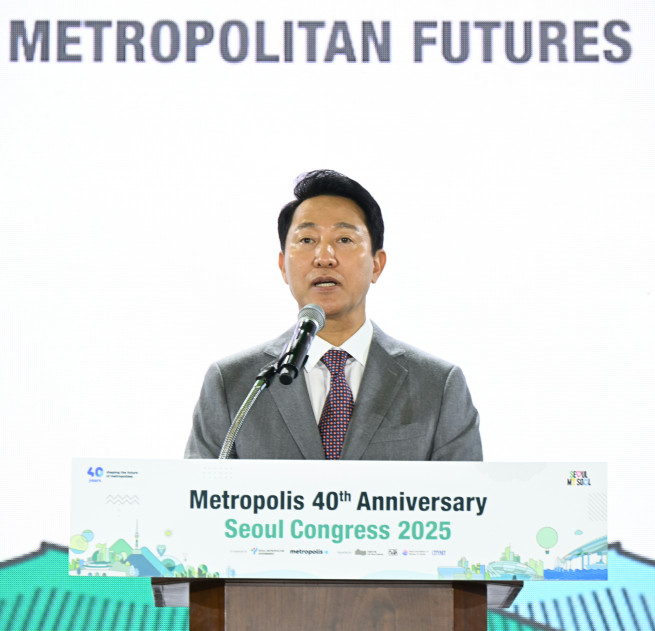 ▲오세훈 서울시장이 29일 동대문디자인플라자(DDP)에서 열린 '2025 세계대도시협의회 창립 40주년 기념 서울 총회' 개회식에서 개회사를 하고 있다. (사진제공=서울시)