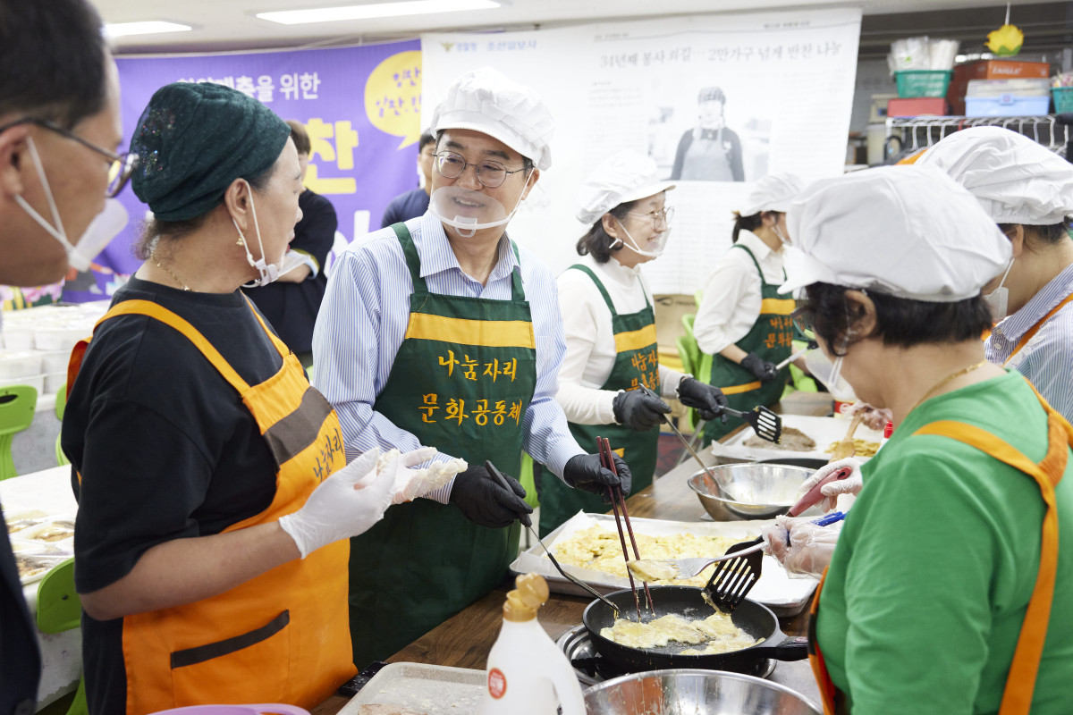 ▲김동연 경기도지사가  추석을 앞두고 시흥시체육관에서 나눔자리문화공동체 회원들과 함께 전을 부치며 반찬 나눔 봉사에 참여하고 있다. (경기도)