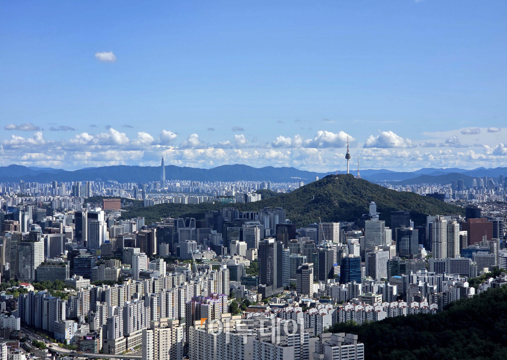 ▲완연한 가을 날씨를 보인 21일 서울 서대문구 안산 봉수대에서 바라본 하늘이 맑고 시야가 트여있다. 사진=신태현 기자 holjjak@