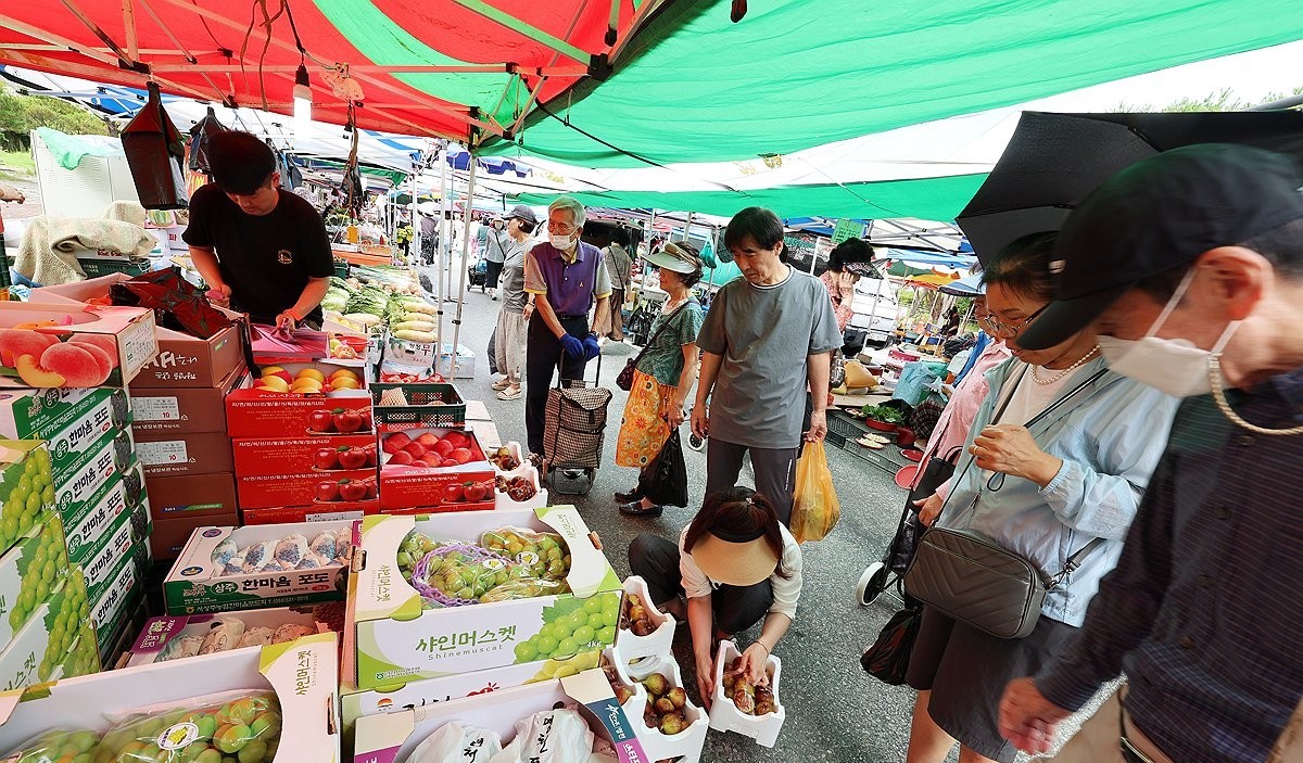 ▲ 추석을 열흘 앞 두고 시민들이 차례상 차림 장을 보고 있다. (사진제공=연합뉴스)