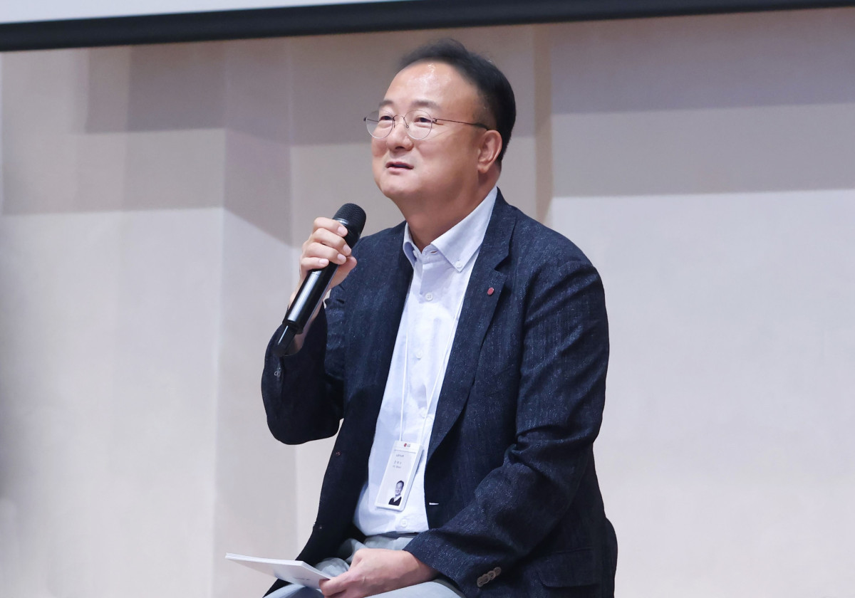 ▲LG이노텍 문혁수 대표가 최근 열린 사업장 현장경영에서 임직원들에게 미래 신사업 계획에 대해 설명하고 있다. (사진제공-LG이노텍)