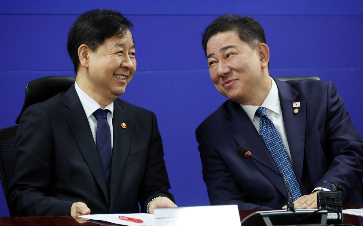 ▲김병기 더불어민주당 원내대표와 구윤철 경제부총리 겸 기획재정부 장관이 30일 오전 서울 여의도 국회에서 열린 경제형벌 민사책임 합리화TF 당정협의에서 대화를 하고 있다. 2025.09.30.  (뉴시스)