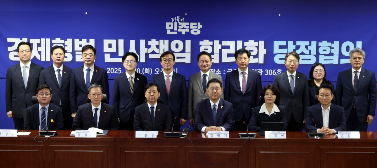 ▲김병기 더불어민주당 원내대표와 구윤철 경제부총리 겸 기획재정부 장관을 비롯한 참석자들이 30일 오전 서울 여의도 국회에서 열린 경제형벌 민사책임 합리화TF 당정협의에서 기념촬영을 하고 있다. 앞줄 왼쪽부터 김성환 환경부 장관, 정성호 법무부 장관, 구윤철 경제부총리, 김병기 원내대표, 한정애 정책위의장, 권칠승 TF 단장. 2025.09.30.  (뉴시스)