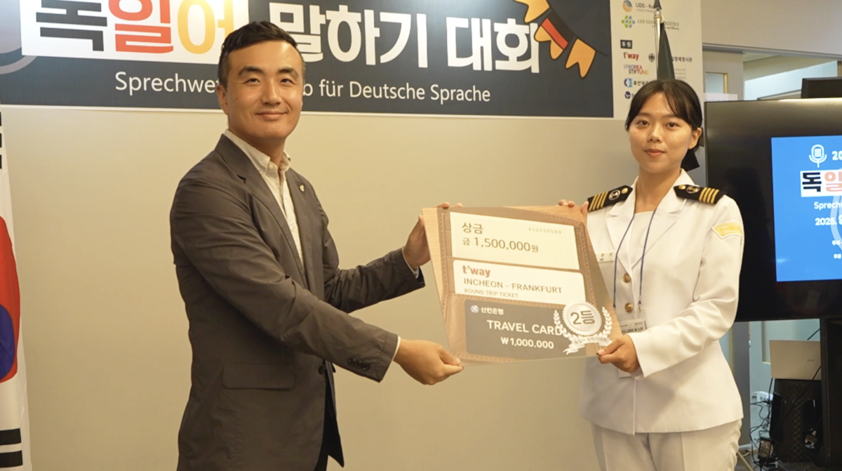 ▲27일 김한길 티웨이항공 부산 지점장이 ‘2025 부산·울산·경남 지역 독일어 말하기 대회’ 수상자에게 인천-프랑크푸르트 왕복 항공권을 시상하고 있다. (사진=티웨이항공)