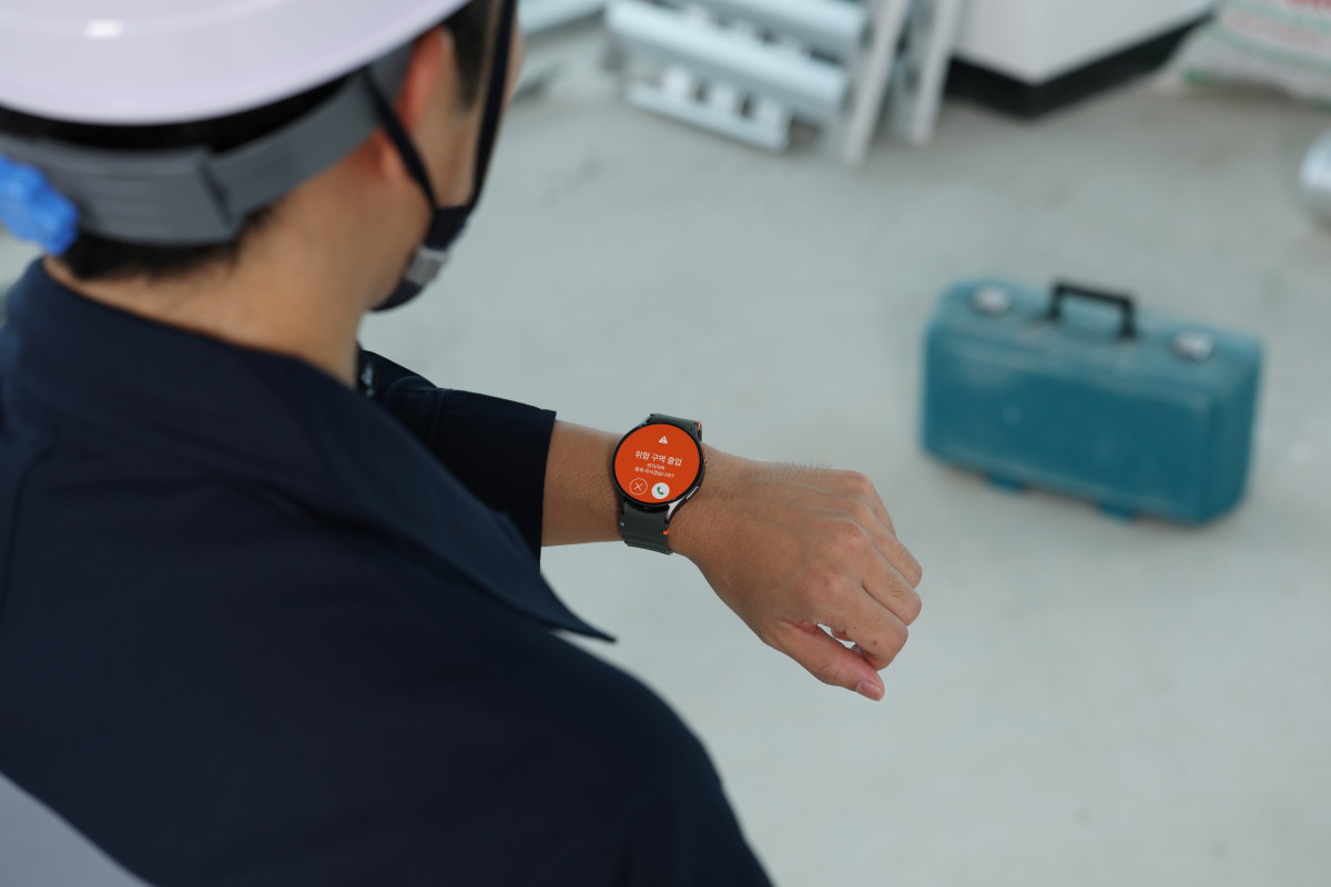 ▲성전자 모델이 '스마트싱스 프로 안전 관리 솔루션(SmartThings Pro for Safety)'이 적용된 '갤럭시 워치' 알림을 확인하고 있다. (사진제공=삼성전자)