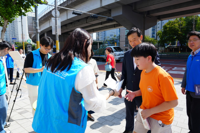 ▲서울 성북구 관계자들이 아동학대와 유괴 예방을 위한 안전 캠페인을 벌이고 있다.  (사진제공=성북구)