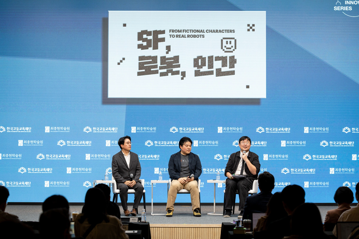 ▲29일 강남구 한국고등교육재단 빌딩에서 열린 최종현학술원·한국고등교육재단 공동 주최 ‘과학+α 융합 토크’ 강연에서 참석자들이 토론을 하고 있다. 왼쪽부터 김영재 LG전자 HS연구센터 수석연구위원, 김주형 일리노이대 어바나-샴페인(UIUC) 교수, 곽재식 숭실사이버대 교수 겸 작가.   (사진제공=최종현학술원)