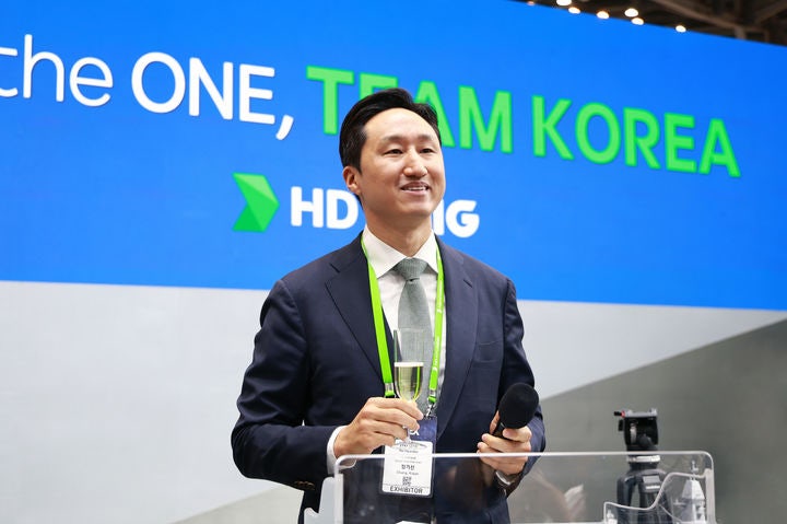 ▲HD현대 정기선 수석부회장이 5월 28일 부산 벡스코에서 열린 'MADEX 2025' 리셉션 행사에서 인사말을 하고 있다. (HD현대)