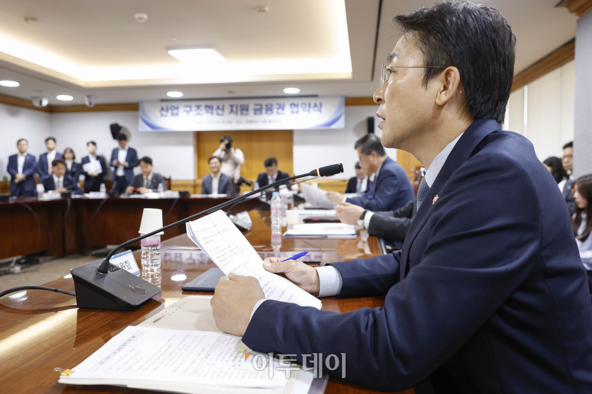 ▲권대영 금융위원회 부위원장이 30일 서울 중구 은행회관에서 열린 산업 구조혁신 지원 금융권 협약식에서 인사말을 하고 있다. 조현호 기자 hyunho@