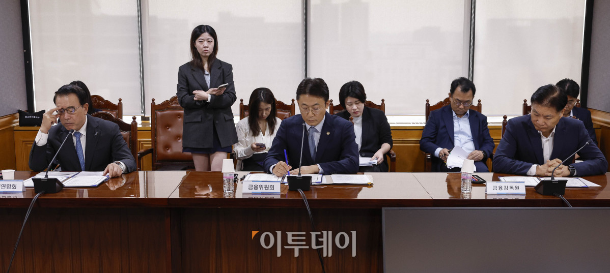 ▲권대영 금융위원회 부위원장과 조용병 은행연합회장 등 은행장들이 30일 서울 중구 은행회관에서 열린 산업 구조혁신 지원 금융권 협약식에서 협약서에 사인을 하고 있다. 조현호 기자 hyunho@