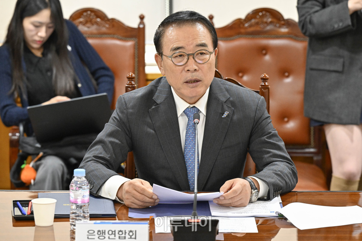 ▲조용병 은행연합회장이 30일 서울 중구 은행회관에서 열린 산업 구조혁신 지원 금융권 협약식에서 개회사를 하고 있다. 조현호 기자 hyunho@