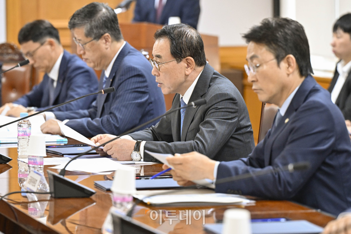 ▲조용병 은행연합회장이 30일 서울 중구 은행회관에서 열린 산업 구조혁신 지원 금융권 협약식에서 개회사를 하고 있다. 조현호 기자 hyunho@