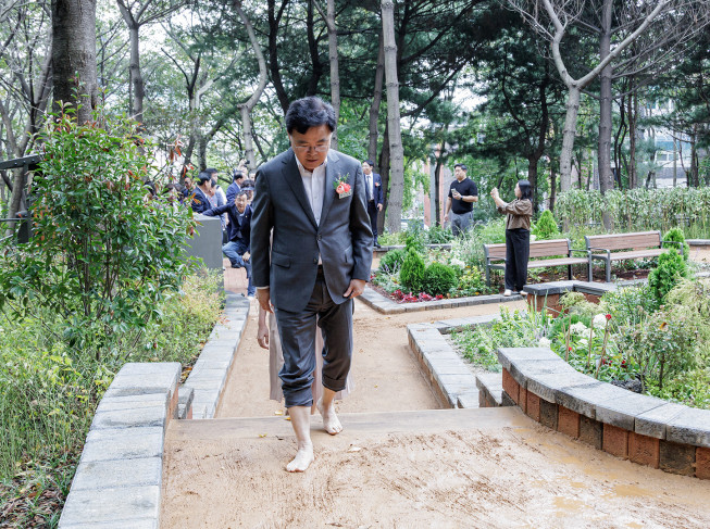▲진교훈 강서구청장이 29일 봉제산 황톳길 개장식에 참석해         맨발로 황톳길을 걷고 있다. (사진제공=강서구)