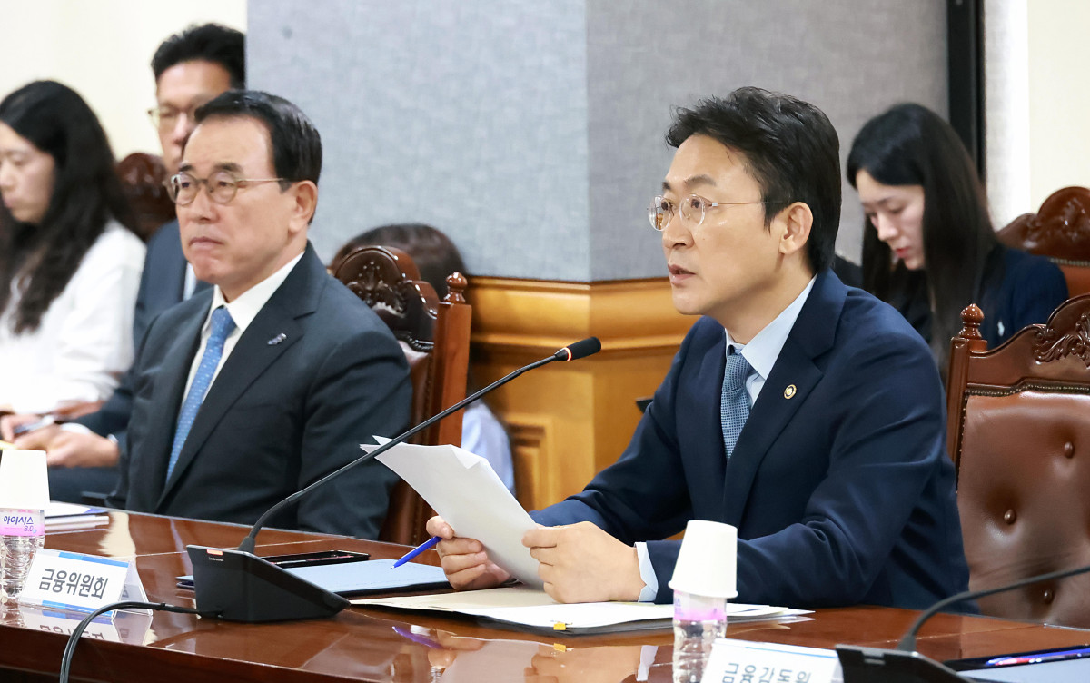 ▲권대영 금융위원회 부위원장이 30일 서울 중구 은행회관에서 열린 '산업 구조혁신 지원 채권금융기관 자율협의회 운영협약식'에서 석화업계를 향해 당부의 말을 전하고 있다. (사진제공=금융위원회)