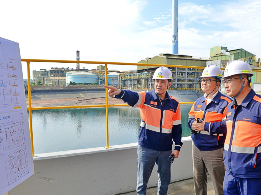 ▲최윤범 고려아연 회장이 28~29일 온산제련소를 찾아 게르마늄 공장 신설 준비 현장을 점검하고 있다. (사진제공=고려아연)