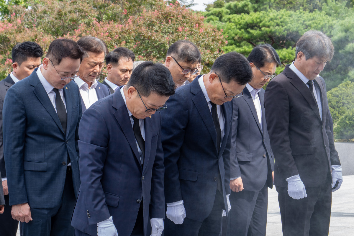 ▲손재일 한화에어로스페이스 한화시스템 대표(좌측 두번째)와 어성철 한화오션 특수선사업부장(좌측 첫번째)이 임직원들과 함께 29일 국립서울현충원에서 참배하고 있다. (사진= 한화에어로스페이스)